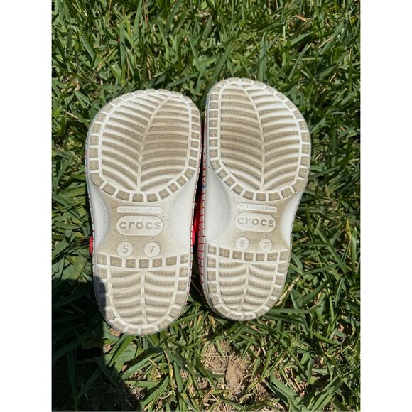 Disney snack Crocs - popcorn hidden Mickey kernels - size 7 (retired) - Picture 4 of 5